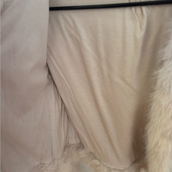 Chic Faux Fur Jacket in Cream - Picture 2 of 3